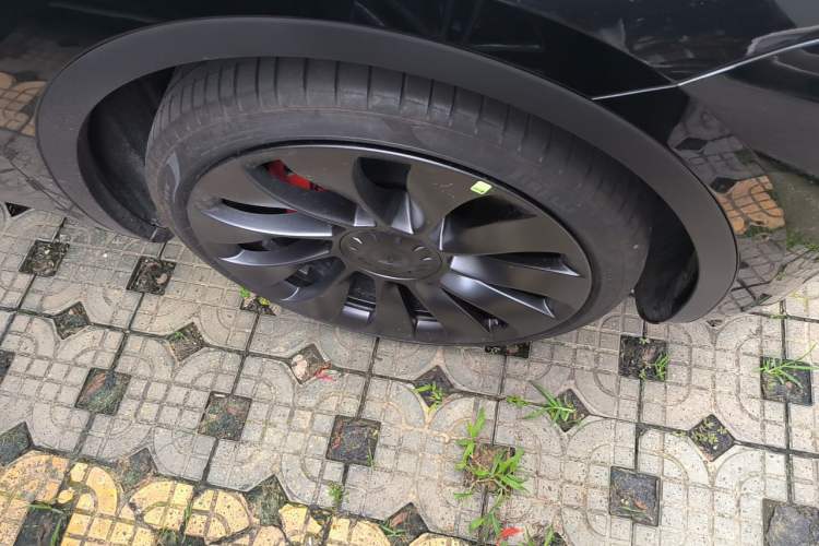 Used Tesla Model Y 2023 High-Performance All-Wheel-Drive Version Right Front Wheel Hub