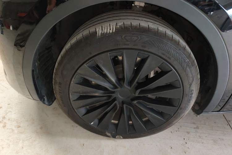 Used Tesla Model Y 2023 Rear-Wheel-Drive Version Right Front Wheel Hub