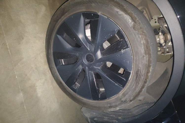 Used Tesla Model Y 2023 Rear-Wheel-Drive Version Right Front Wheel Hub
