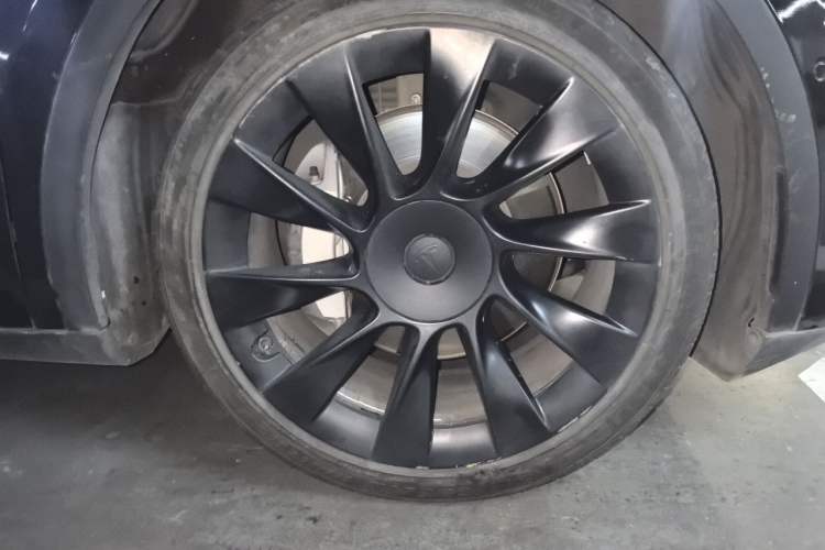 Used Tesla Model Y 2023 Rear-Wheel-Drive Version Right Front Wheel Hub