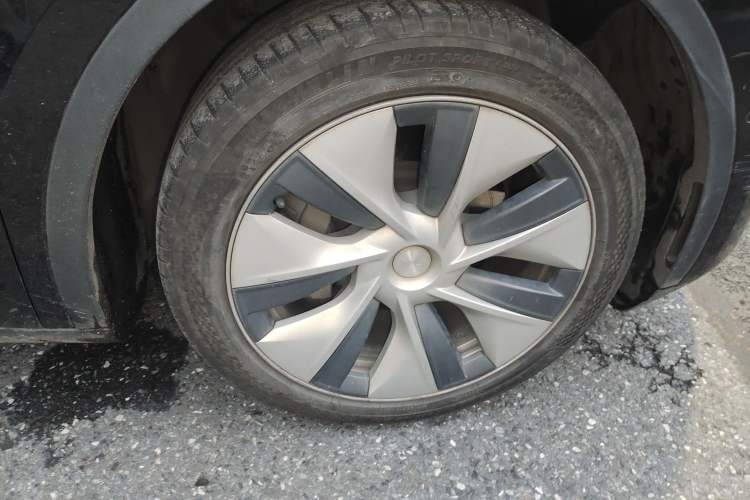 Used Tesla Model Y 2023 Long-Range All-Wheel-Drive Version Right Front Wheel Hub