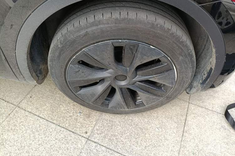 Used Tesla Model Y 2023 Rear-Wheel-Drive Version Right Front Wheel Hub