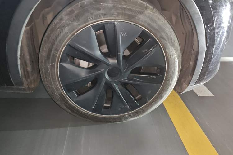 Used Tesla Model Y 2023 Rear-Wheel-Drive Version Right Front Wheel Hub