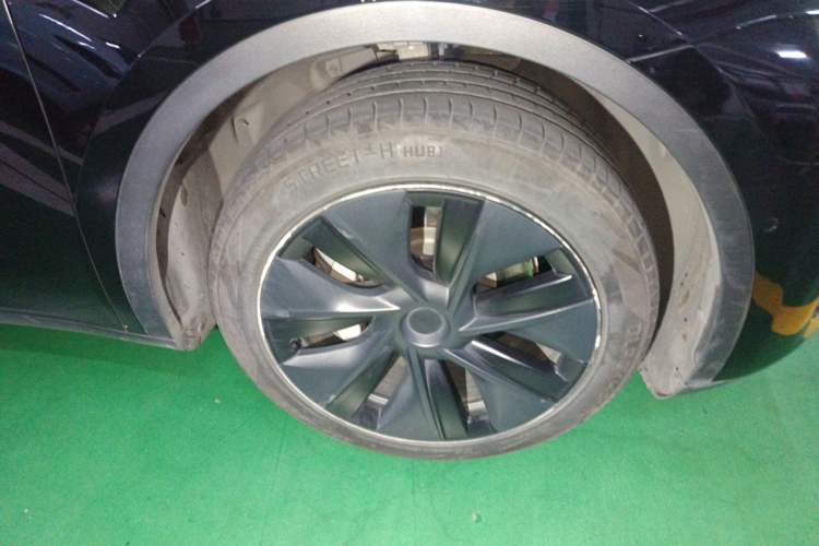 Used Tesla Model Y 2023 Rear-Wheel-Drive Version Right Front Wheel Hub