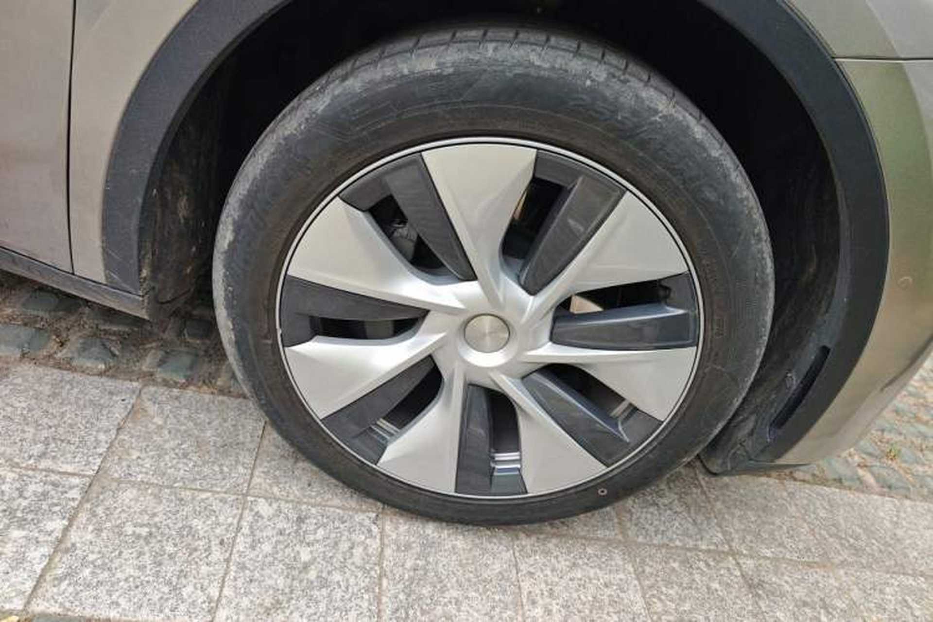 Used Tesla Model Y 2023 Long-Range All-Wheel-Drive Version Right Front Wheel Hub