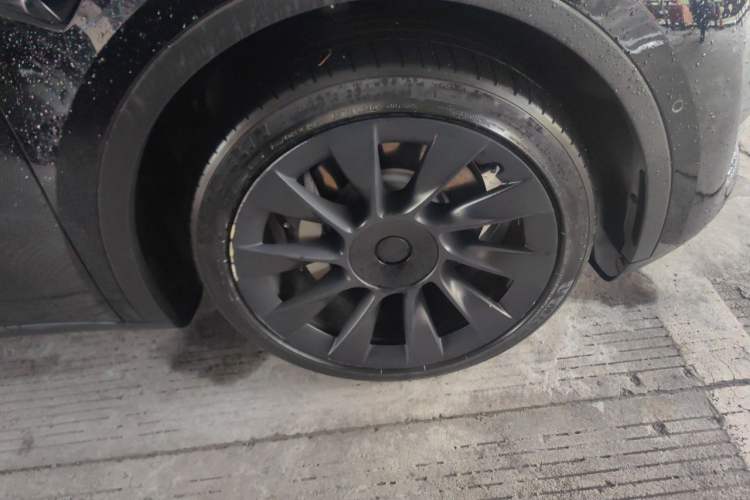 Used Tesla Model Y 2023 Long-Range All-Wheel-Drive Version Right Front Wheel Hub