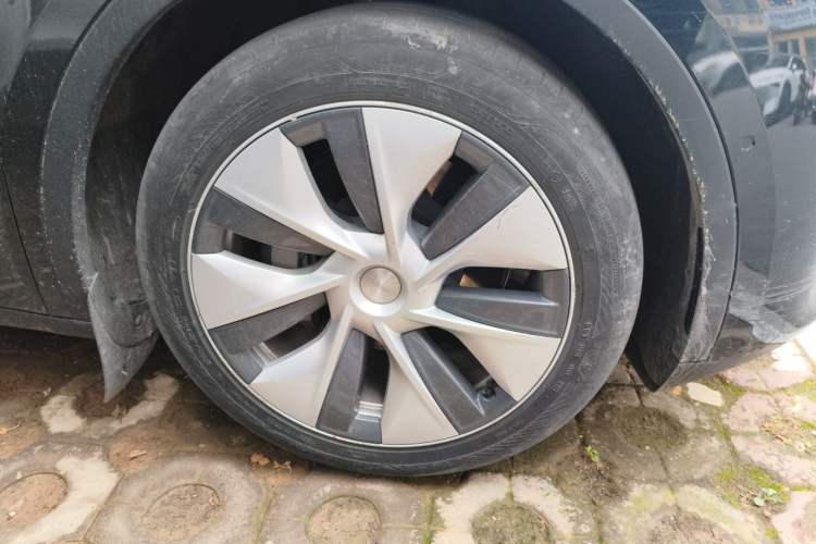 Used Tesla Model Y 2023 Rear-Wheel-Drive Version Right Front Wheel Hub