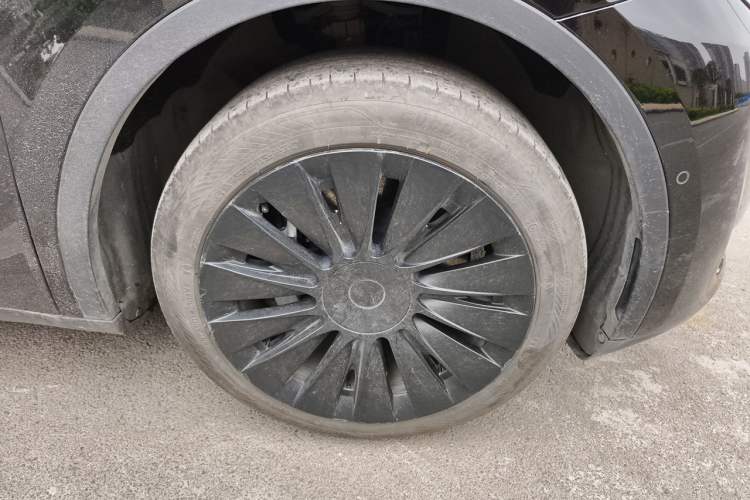 Used Tesla Model Y 2023 Rear-Wheel-Drive Version Right Front Wheel Hub