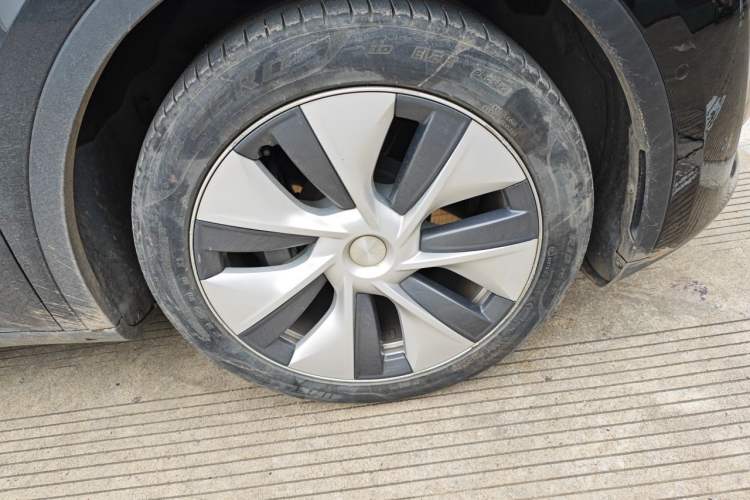 Used Tesla Model Y 2023 Rear-Wheel-Drive Version Right Front Wheel Hub