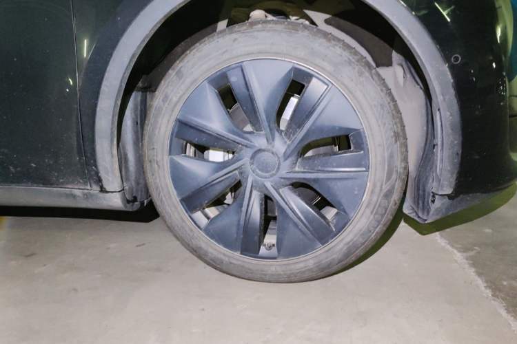 Used Tesla Model Y 2023 Rear-Wheel-Drive Version Right Front Wheel Hub