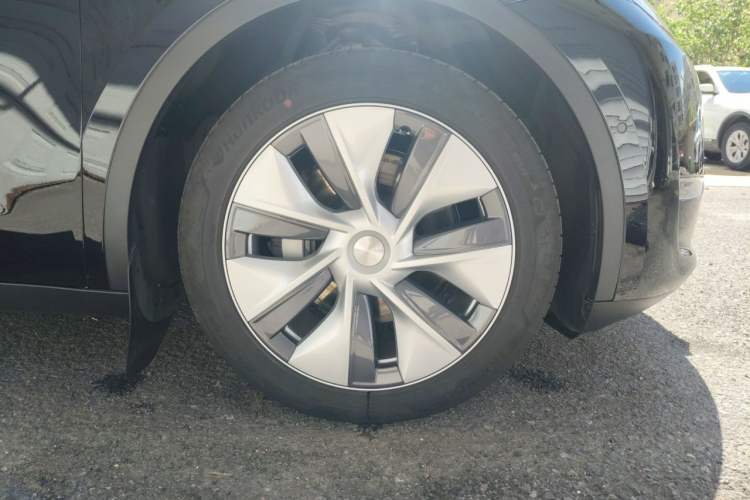 Used Tesla Model Y 2023 Long-Range All-Wheel-Drive Version Right Front Wheel Hub