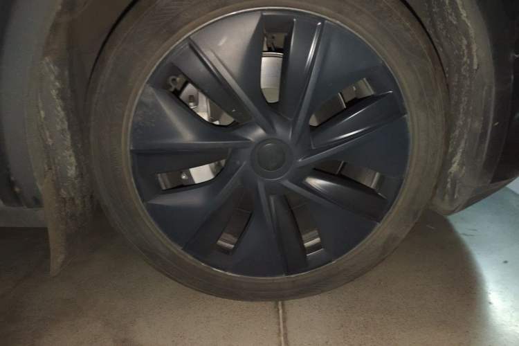 Used Tesla Model Y 2023 Rear-Wheel-Drive Version Right Front Wheel Hub