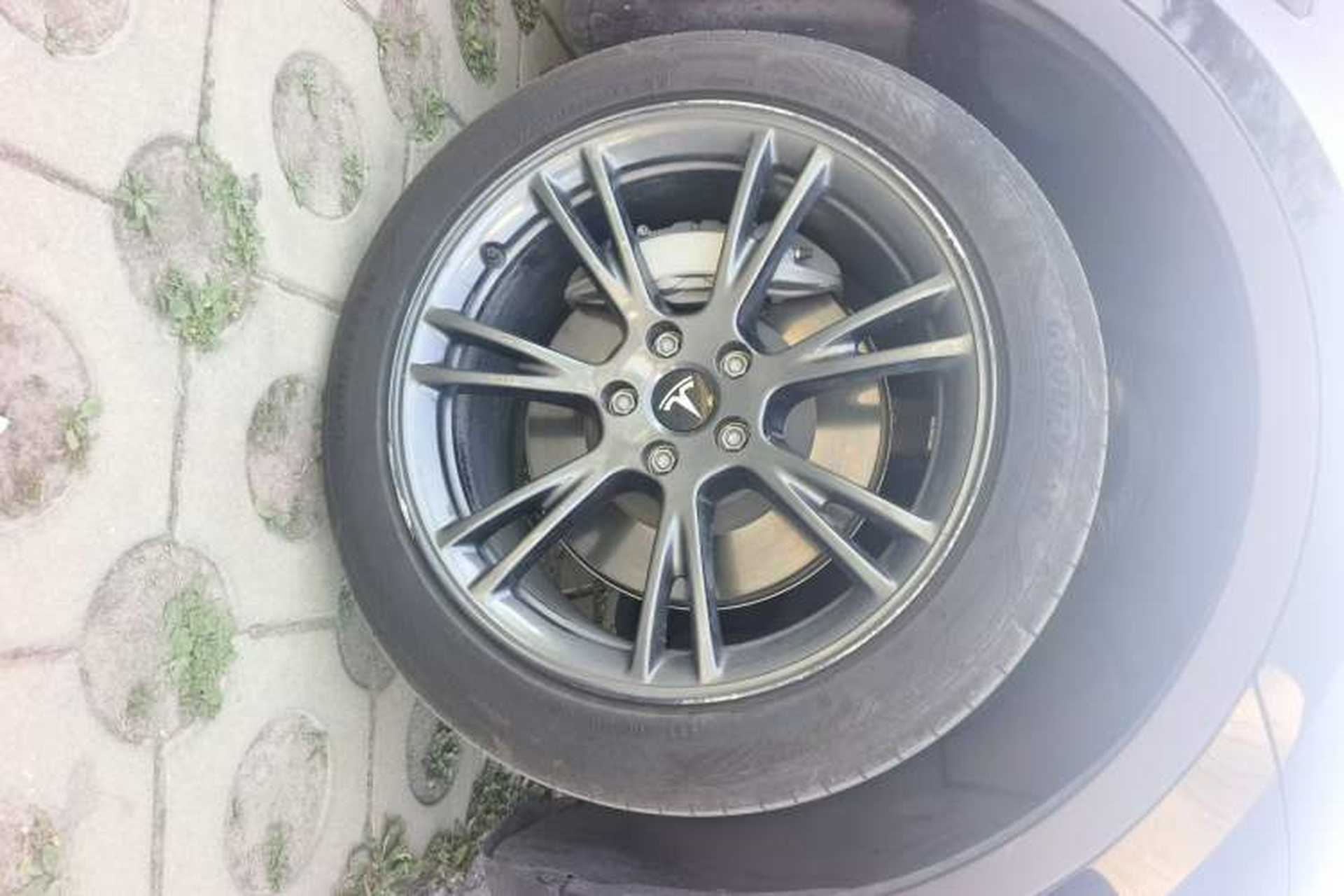 Used Tesla Model Y 2023 Rear-Wheel-Drive Version Right Front Wheel Hub