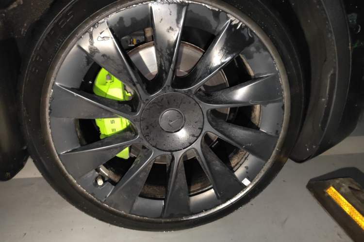 Used Tesla Model Y 2023 Long-Range All-Wheel-Drive Version Right Front Wheel Hub