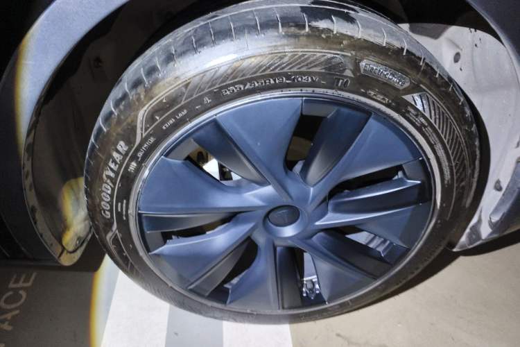 Used Tesla Model Y 2023 Rear-Wheel-Drive Version Right Front Wheel Hub