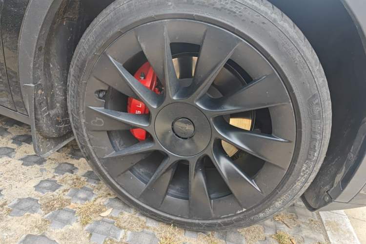 Used Tesla Model Y 2023 Rear-Wheel-Drive Version Right Front Wheel Hub