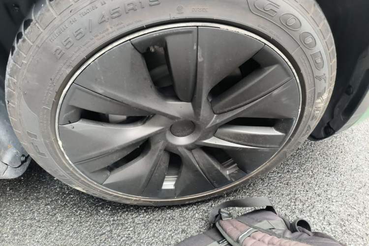 Used Tesla Model Y 2023 Rear-Wheel-Drive Version Right Front Wheel Hub
