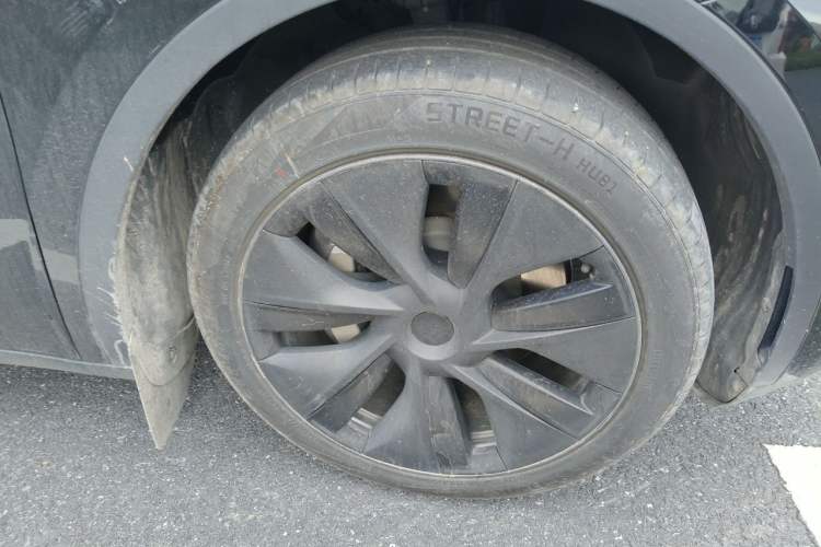 Used Tesla Model Y 2023 Rear-Wheel-Drive Version Right Front Wheel Hub