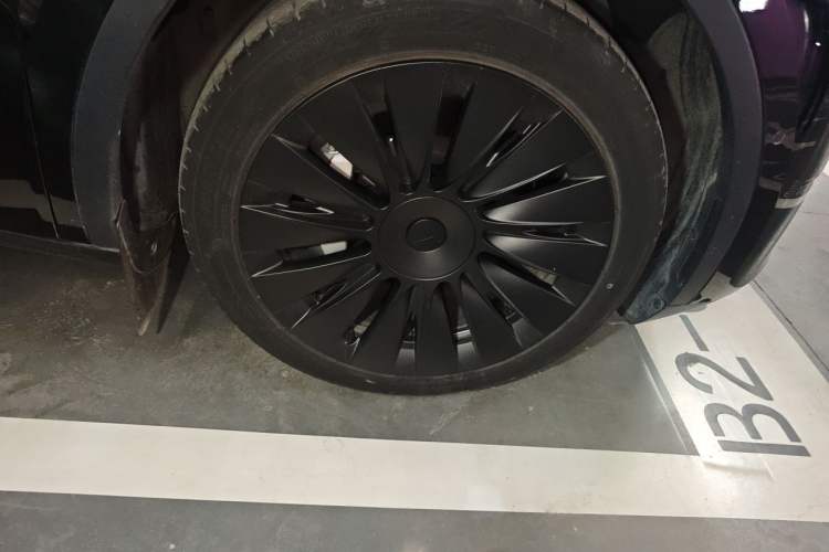 Used Tesla Model Y 2023 Rear-Wheel-Drive Version Right Front Wheel Hub