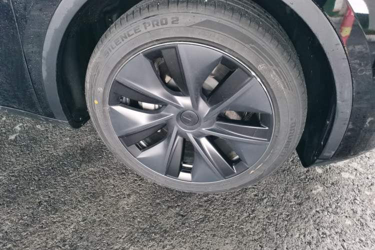 Used Tesla Model Y 2023 Rear-Wheel-Drive Version Right Front Wheel Hub