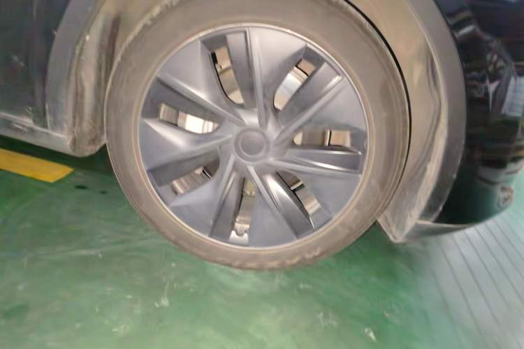 Used Tesla Model Y 2023 Rear-Wheel-Drive Version Right Front Wheel Hub