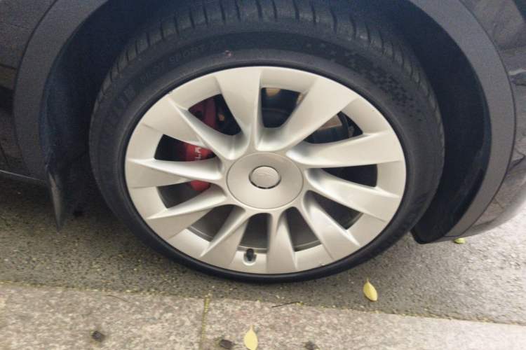Used Tesla Model Y 2023 Long-Range All-Wheel-Drive Version Right Front Wheel Hub