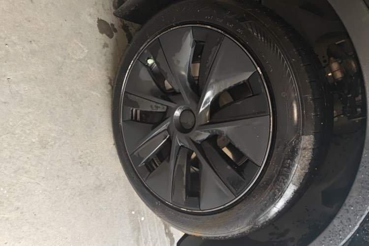Used Tesla Model Y 2023 Rear-Wheel-Drive Version Right Front Wheel Hub