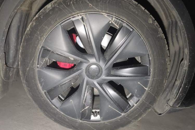 Used Tesla Model Y 2023 Long-Range All-Wheel-Drive Version Right Front Wheel Hub