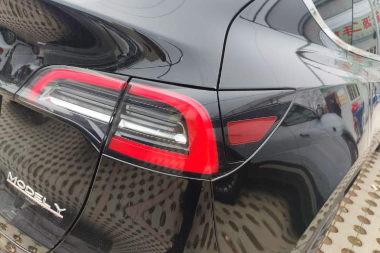 Used Tesla Model Y 2023 Long-Range All-Wheel-Drive Version Right Rear Taillight