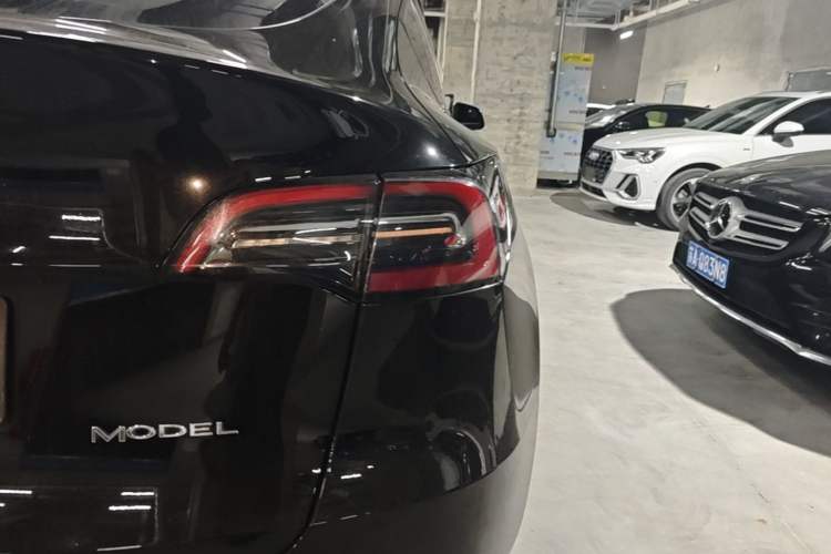 Used Tesla Model Y 2023 Long-Range All-Wheel-Drive Version Right Rear Taillight