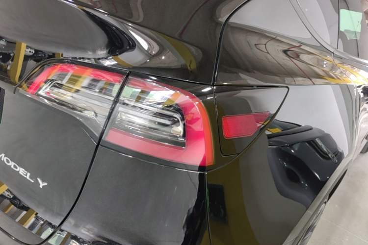 Used Tesla Model Y 2023 Long-Range All-Wheel-Drive Version Right Rear Taillight