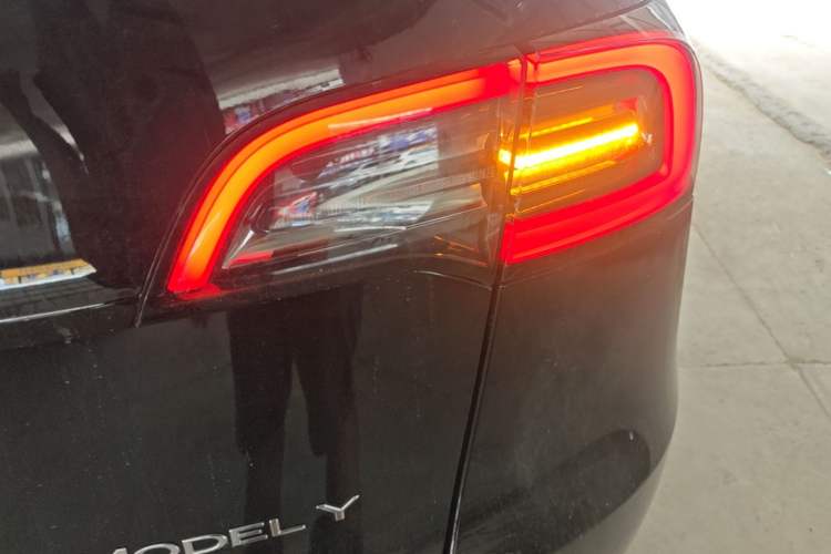 Used Tesla Model Y 2023 Long-Range All-Wheel-Drive Version Right Rear Taillight