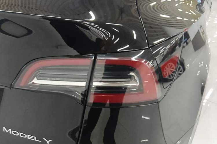 Used Tesla Model Y 2023 Long-Range All-Wheel-Drive Version Right Rear Taillight