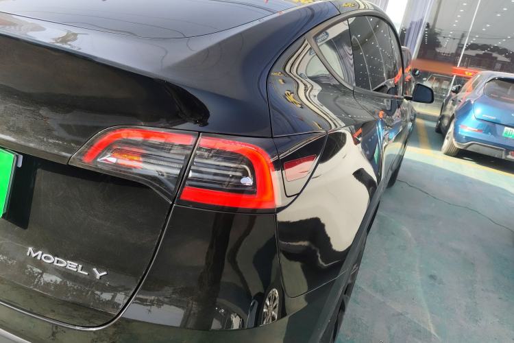 Used Tesla Model Y 2023 Long-Range All-Wheel-Drive Version Right Rear Taillight