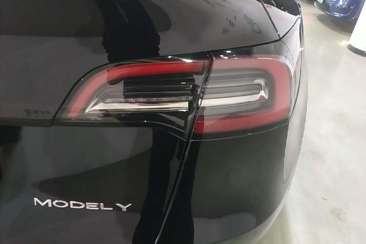 Used Tesla Model Y 2023 Long-Range All-Wheel-Drive Version Right Rear Taillight