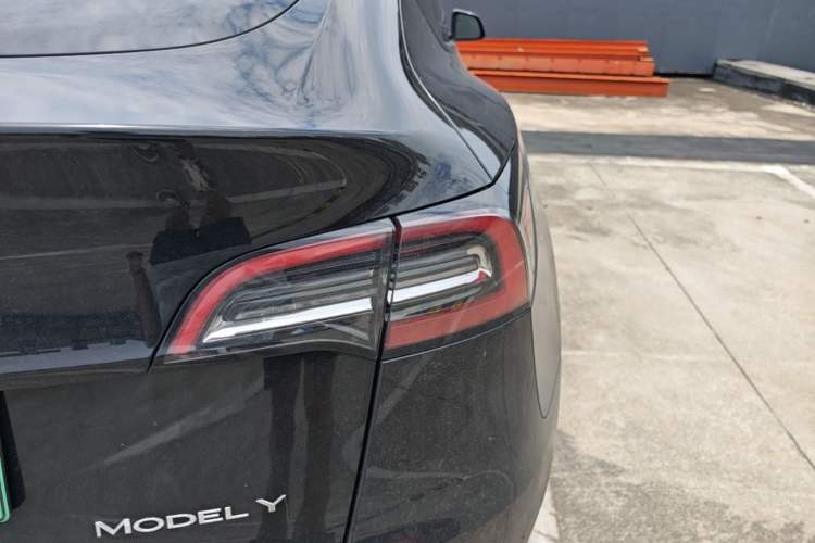 Used Tesla Model Y 2023 Rear-Wheel-Drive Version Right Rear Taillight