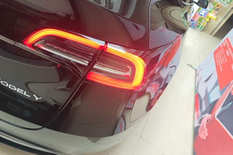 Used Tesla Model Y 2023 Rear-Wheel-Drive Version Right Rear Taillight