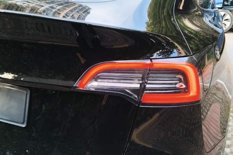 Used Tesla Model Y 2023 Long-Range All-Wheel-Drive Version Right Rear Taillight