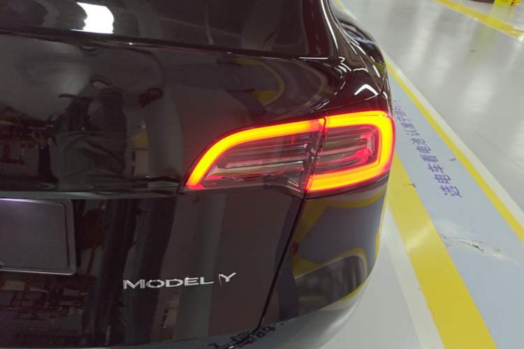 Used Tesla Model Y 2023 Long-Range All-Wheel-Drive Version Right Rear Taillight