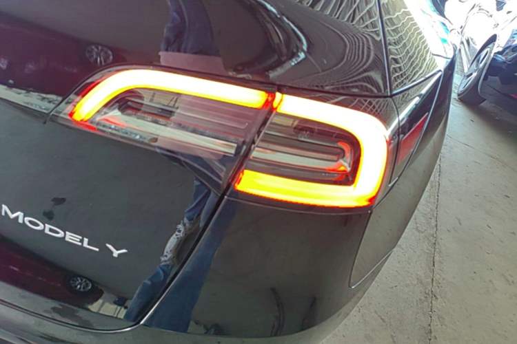 Used Tesla Model Y 2023 Rear-Wheel-Drive Version Right Rear Taillight