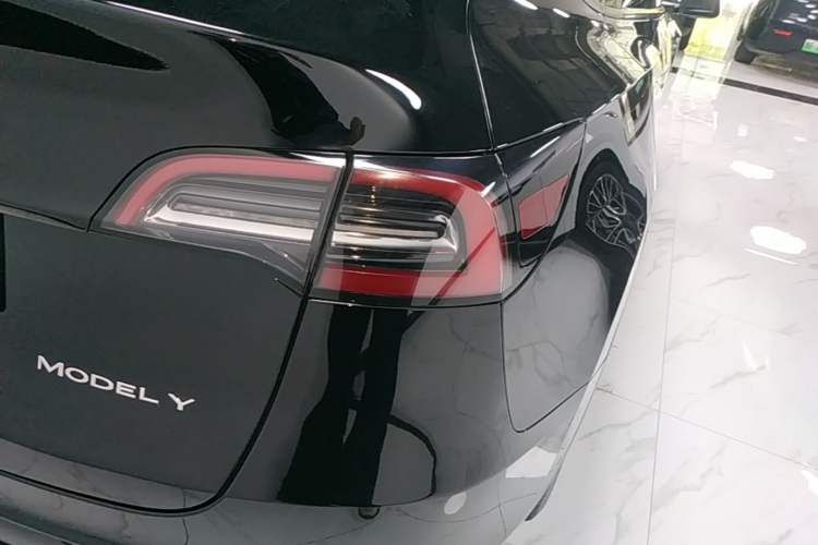 Used Tesla Model Y 2023 Long-Range All-Wheel-Drive Version Right Rear Taillight