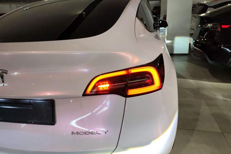 Used Tesla Model Y 2023 Long-Range All-Wheel-Drive Version Right Rear Taillight