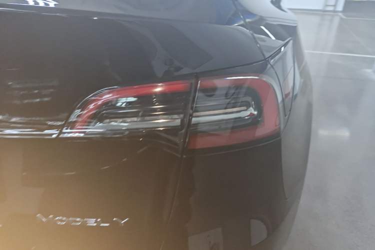 Used Tesla Model Y 2023 Long-Range All-Wheel-Drive Version Right Rear Taillight