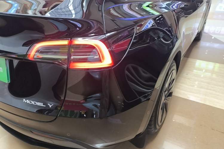 Used Tesla Model Y 2023 Long-Range All-Wheel-Drive Version Right Rear Taillight