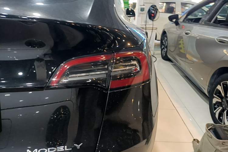 Used Tesla Model Y 2023 Long-Range All-Wheel-Drive Version Right Rear Taillight