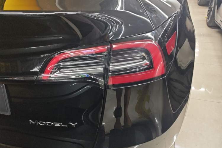 Used Tesla Model Y 2023 Long-Range All-Wheel-Drive Version Right Rear Taillight