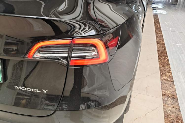 Used Tesla Model Y 2023 Long-Range All-Wheel-Drive Version Right Rear Taillight