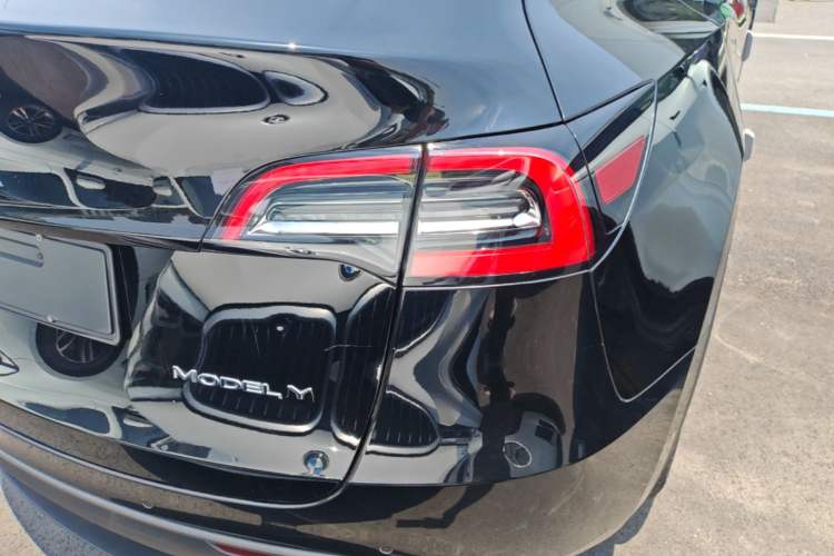 Used Tesla Model Y 2023 Long-Range All-Wheel-Drive Version Right Rear Taillight