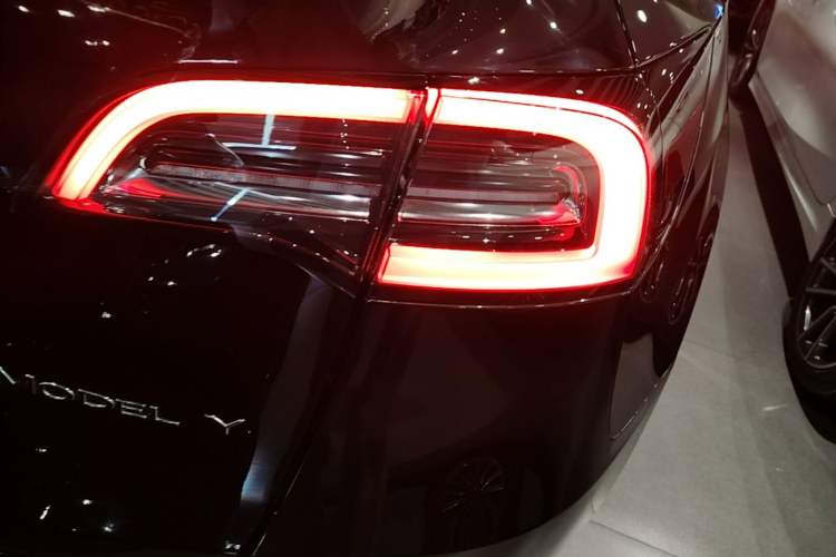 Used Tesla Model Y 2023 Long-Range All-Wheel-Drive Version Right Rear Taillight