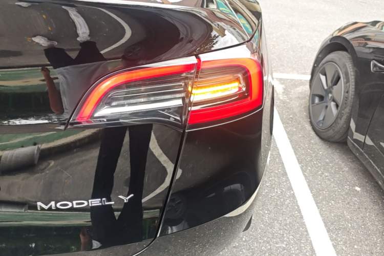 Used Tesla Model Y 2023 Long-Range All-Wheel-Drive Version Right Rear Taillight